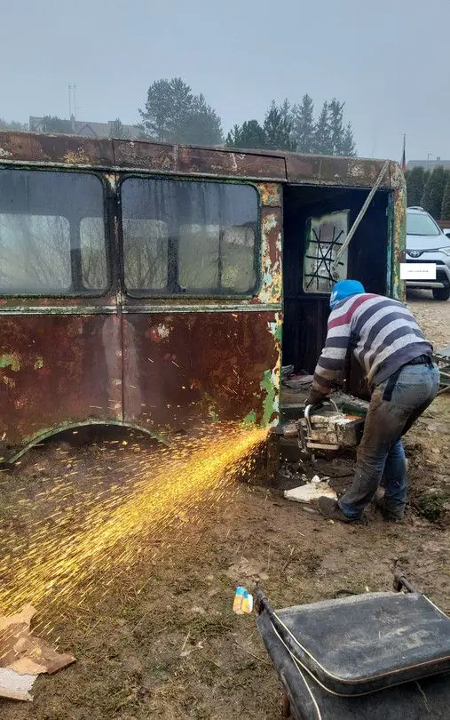 Seno autobuso kėbulo pjovimas