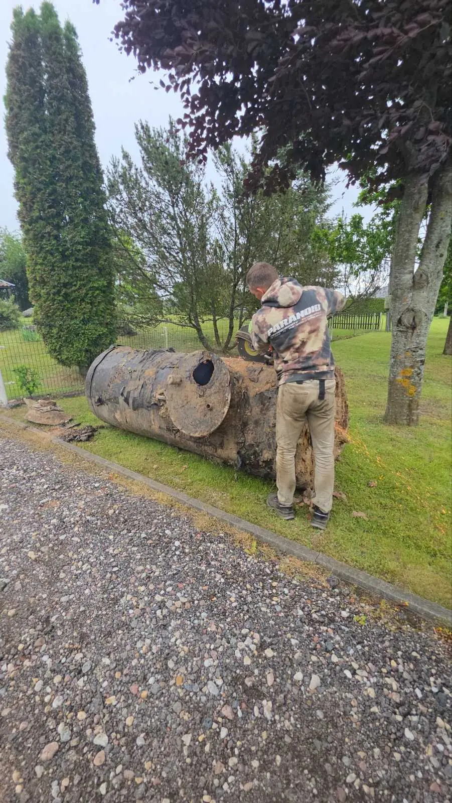 Pjaunama didelė metalinė talpa